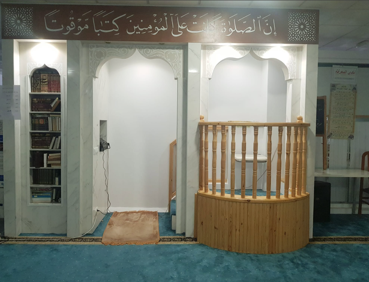 Interior de la Masjid Arrahma · Mihrab y minbar